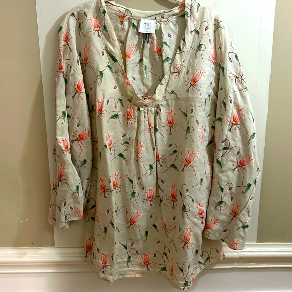 Anthropologie linen top you’ll love to show off! Light, breezy and sexy w/deep v